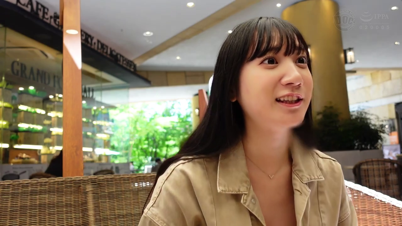 坐姿 · 倾听 · 愉悦 · 卡其色外套 · 否 · 商场 · 编织椅 · 生活实拍