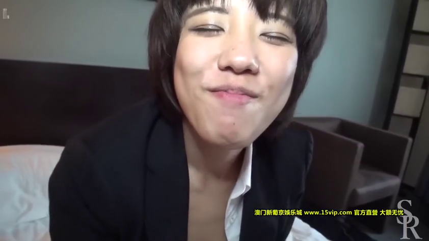 俯身 · 第一视角 · 酒店 · 西装 · 微笑 · 椅子 · 面部特写 · 凝视镜头