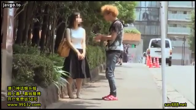 站立 · 自然 · 手提包 · 交流 · 搭讪 · 日常服 · 户外街道 · 全身照