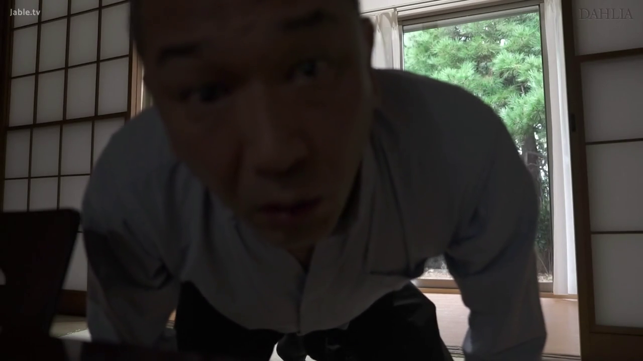 严肃 · 俯身 · 脸部 · 障子门 · 和室 · 凝视 · 浅蓝色衬衫 · 男性视角