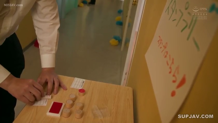 黑色长裤 · 男性 · 室内廊下 · 立って前屈 · 手部特写 · 印泥 · 盖章