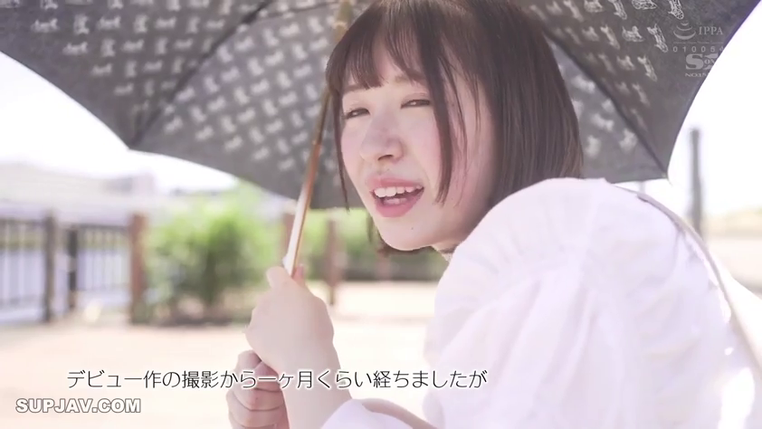 面部 · 白衬衫 · 微笑 · 户外 · 日光 · 侧立 · 遮阳伞 · 持伞