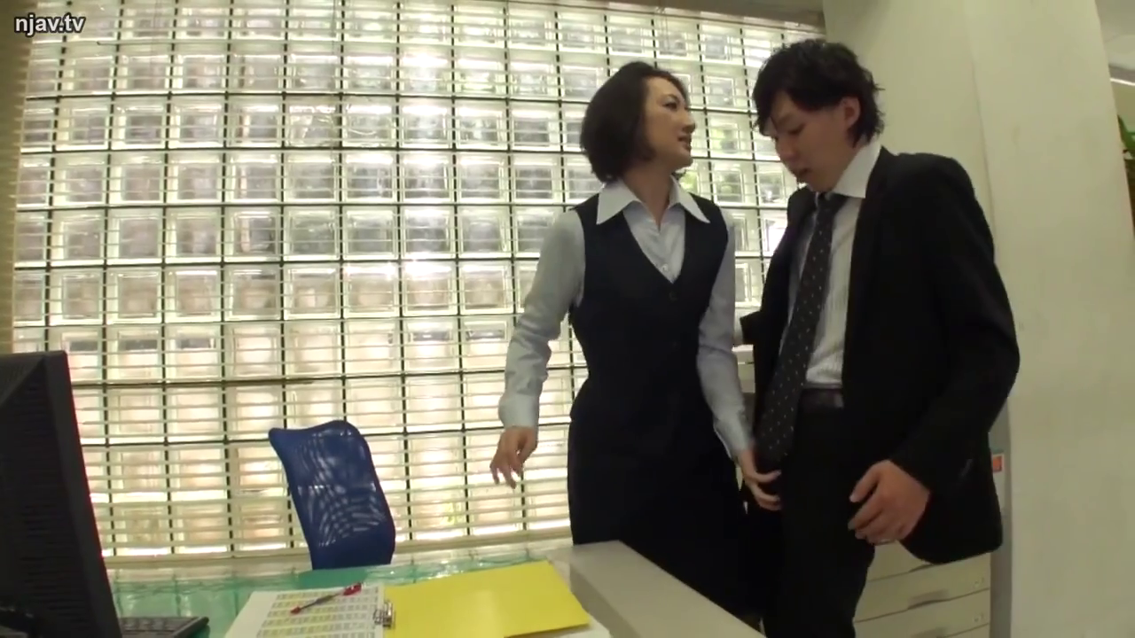 全身 · 办公室 · 站立 · 办公桌 · 职业装 · 职场 · 挑逗 · 局促