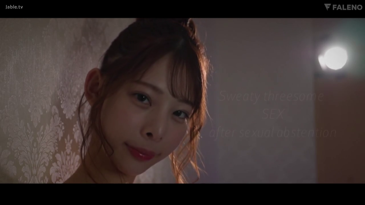 室内 · 面部 · 裸体 · 注视镜头 · 汗水 · 斜靠 · 媚笑