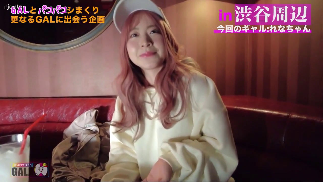 坐姿 · 中景 · 微笑 · 注视 · 包厢 · 饮料杯 · 黄色卫衣 · 辣妹风格