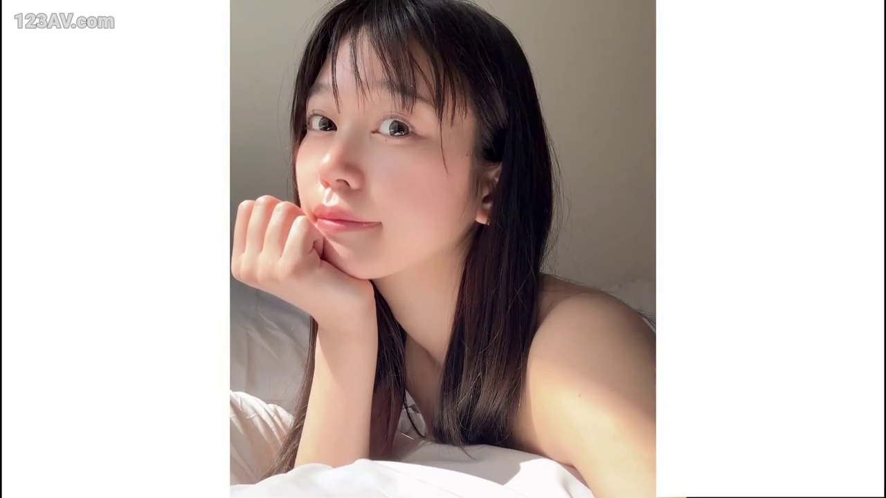 Bedroom · Bed · 特写 · 注视镜头 · 自然光 · 裸肩 · 侧卧托腮 · 清纯微笑