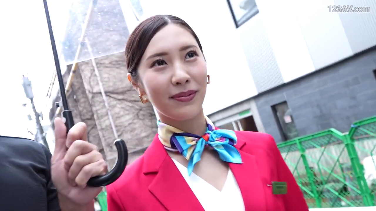 站立 · 微笑 · 半身特写 · 职业装 · 户外 · 透明雨伞 · 撑伞 · 红色制服