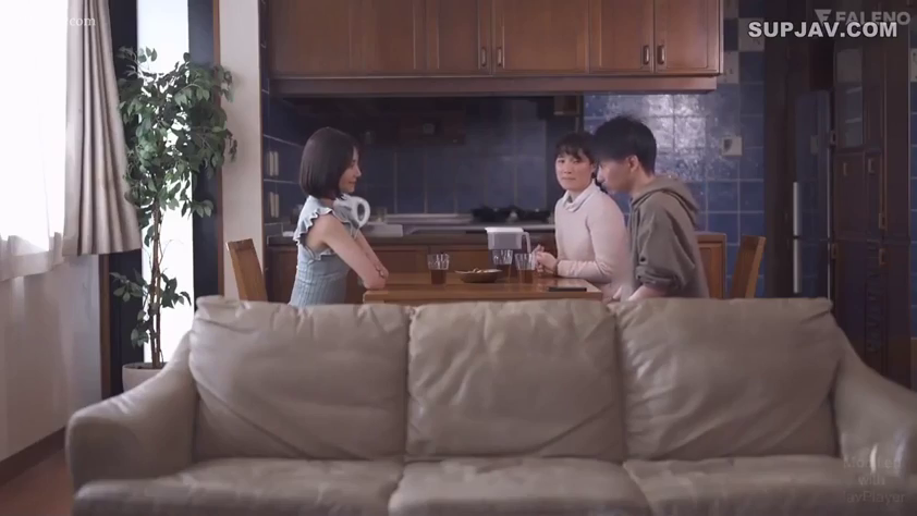 Sitting Posture · 绿植 · 自然 · Horizon · 餐厅 · 家庭聚会 · 围坐 · 卫衣