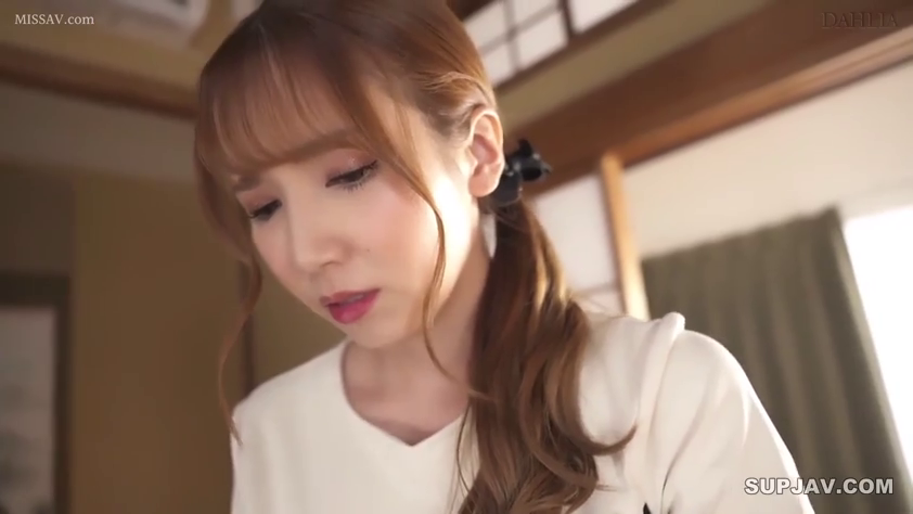 沉思 · 忧郁 · 低头 · 脸部特写 · 白色上衣 · 室内和室 · 发饰 · 单人女性