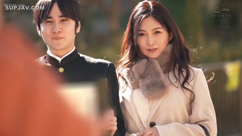 半身特写 · 户外公园 · 漫步 · 学生制服与大衣 · 挽手站立 · 平和微笑 · 母子剧情