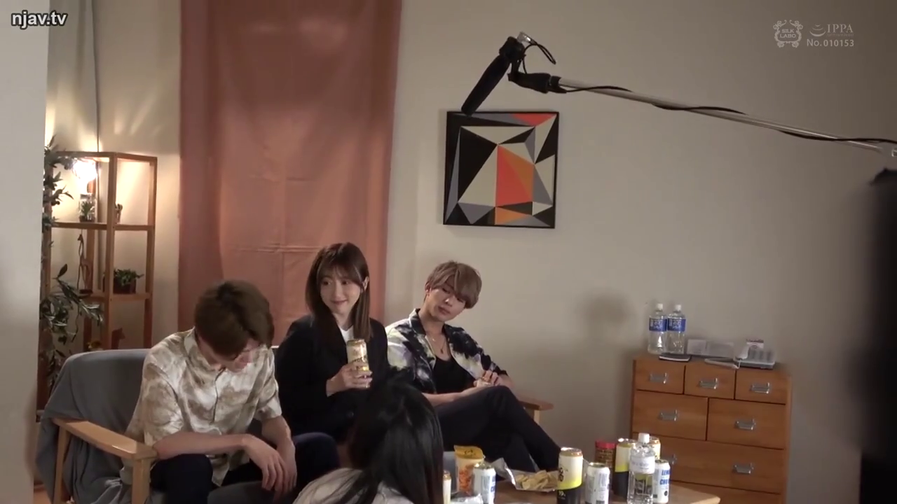 座り姿勢 · 全景 · 自然 · リビング · 休闲服 · 社交 · 幕后花絮 · 麦克风杆