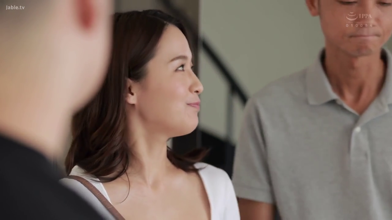 室内 · 站立 · 微笑 · 白色上衣 · 注视 · 多人 · 脸部侧面