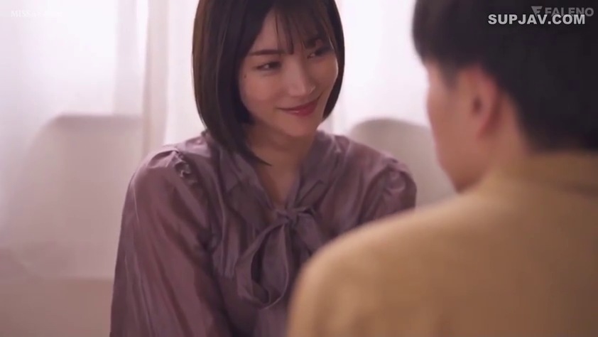 室内 · 座り姿勢 · 顔のクローズアップ · 温柔微笑 · 深情注视 · 紫色蝴蝶结衬衫 · 约会风格