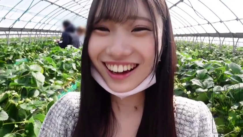 站立 · 微笑 · 面部特写 · 口罩 · 针织上衣 · 户外日常 · 草莓园 · 开朗甜美