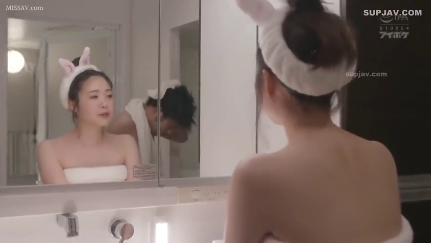 浴室 · 白色浴巾 · 兔耳发箍 · 背身站立 · 镜中反射 · 对镜洗漱 · 自然放松 · 居家偷拍