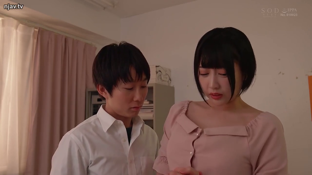 粉色衬衫 · 书架 · 室内房间 · 男女二人 · 胸部以上 · 并排站立 · 低头交谈 · 严肃忧虑