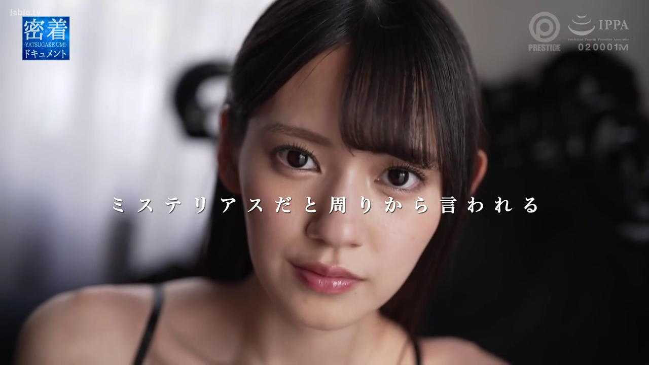 室内 · 字幕 · 平静 · 面部特写 · 凝视 · 黑色吊带 · 正面注视