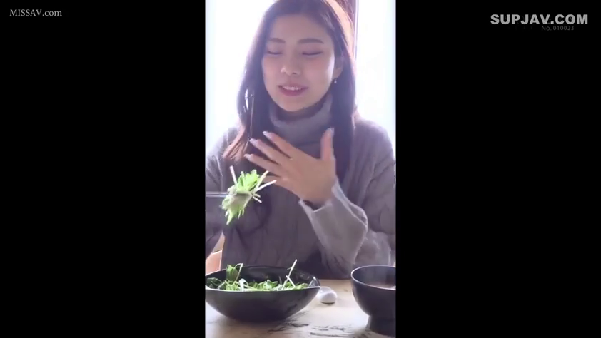 坐姿 · 中景 · 微笑 · 餐厅 · 毛衣 · 进食 · 餐具 · 生活化