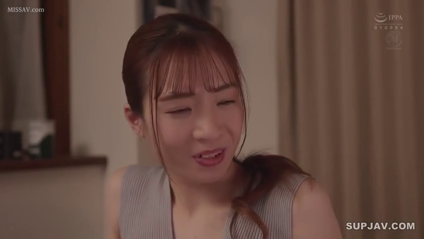 室内 · 座り姿勢 · 顔のクローズアップ · 交流 · 動画のスクリーンショット · 灰色针织背心 · 嫌恶