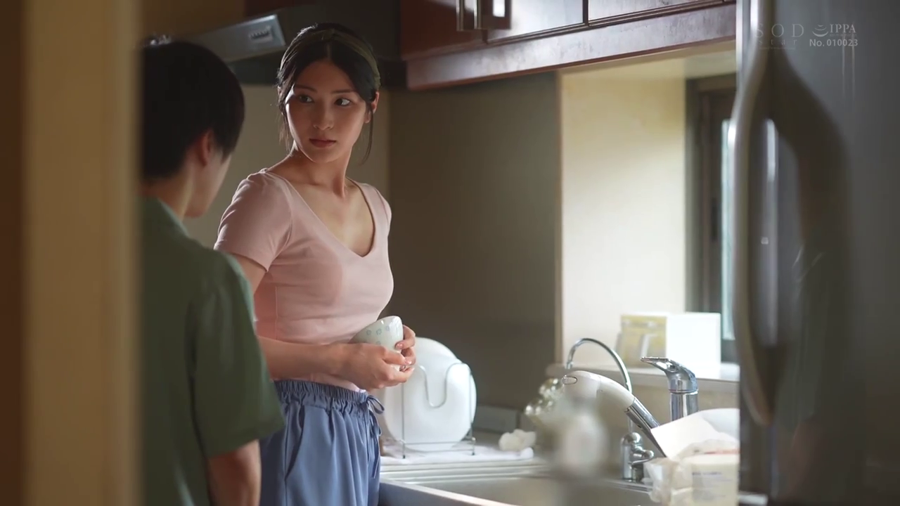 室内 · 警觉 · 站立 · 中景 · 厨房 · 蓝色长裤 · 拿碗 · 水槽