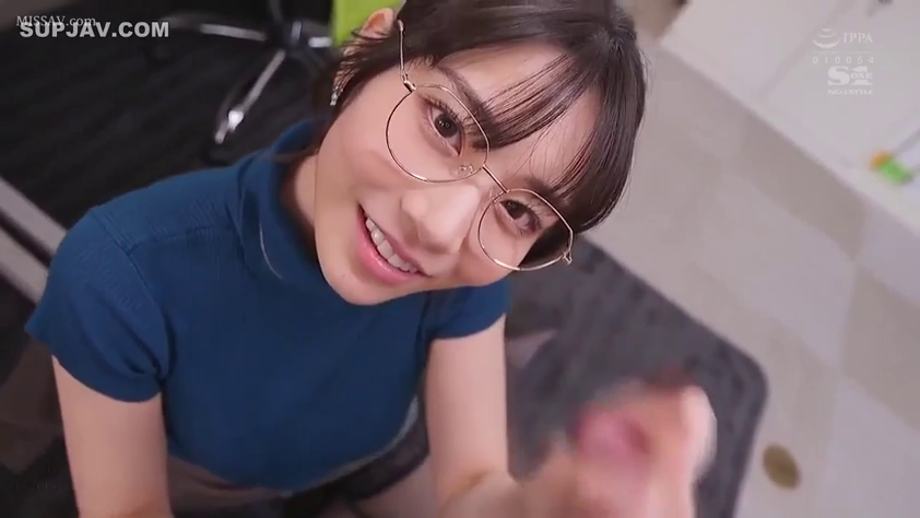 室内 · 面部 · 俯身 · 眼镜 · 微笑 · 高领毛衣 · 对视 · POV视角