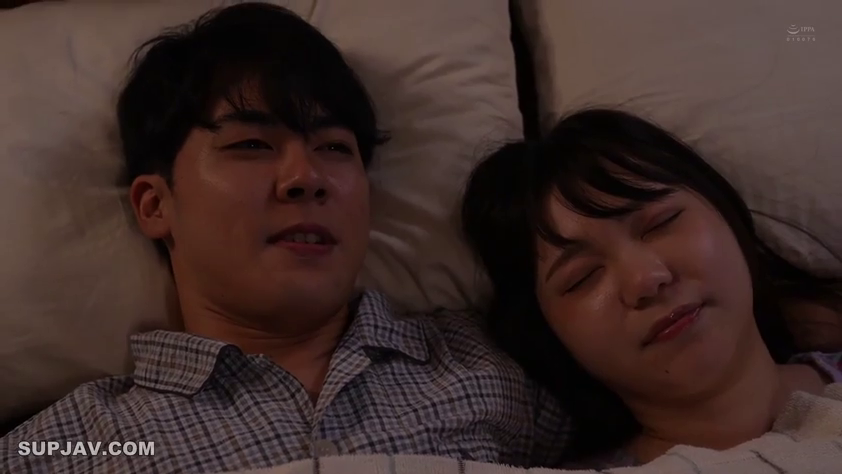 枕头 · 床上 · 特写 · 亲密 · 共眠 · 安详 · チェック柄パジャマ · 并排躺