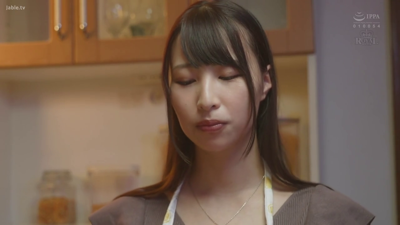 脸部 · 站立 · 平静 · 项链 · 居家 · 厨房 · 围裙 · 思索