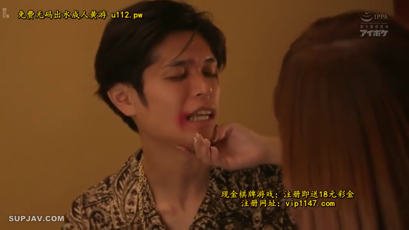 室内 · 面部特写 · 痛苦 · 调情 · 金项链 · 被托下巴 · 花衬衫 · 唇印