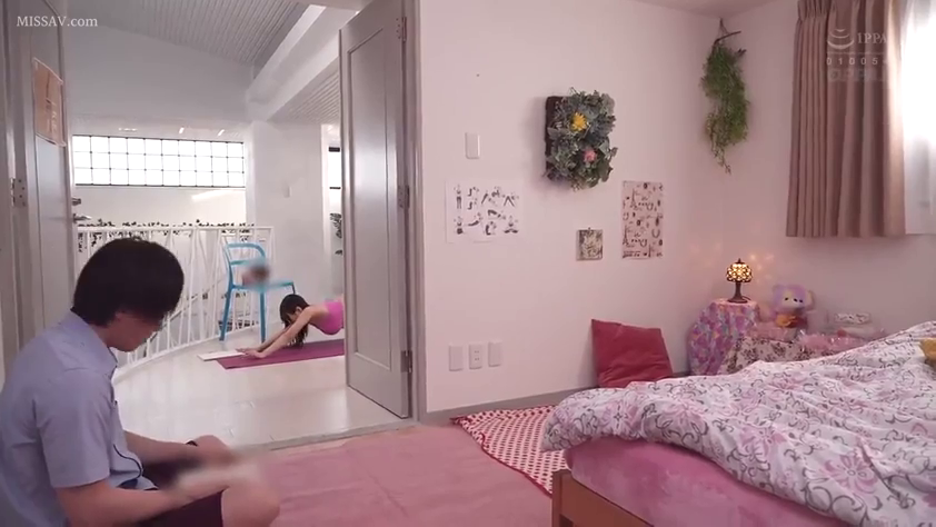 俯卧 · 居家 · 远景 · 房间 · 平淡 · 瑜伽垫 · 拉伸 · 瑜伽服