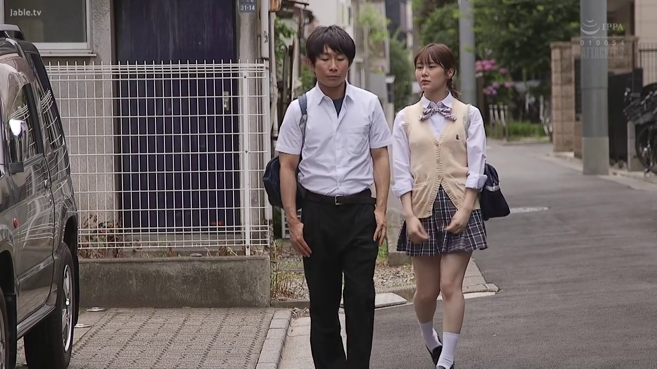 严肃 · 校服 · 街道 · 行走 · 书包 · 同行 · 住宅区