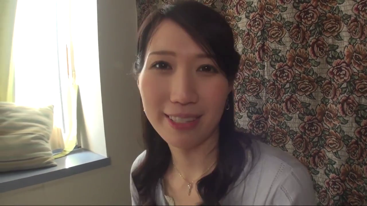 微笑 · 浅色便服 · 面部特写 · 正坐 · 注视 · 窗边 · 花色窗帘 · 生活照风格