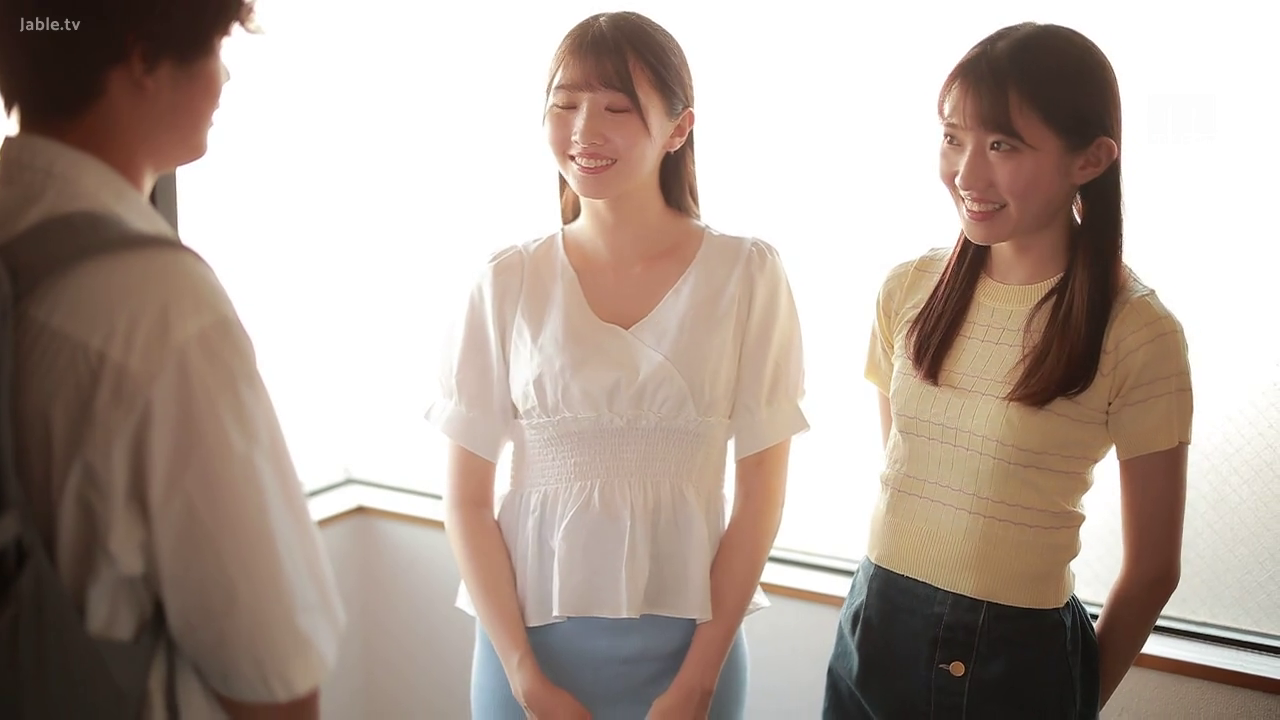 室内 · 交谈 · 站立 · 微笑 · 休闲装 · 清纯 · 背包