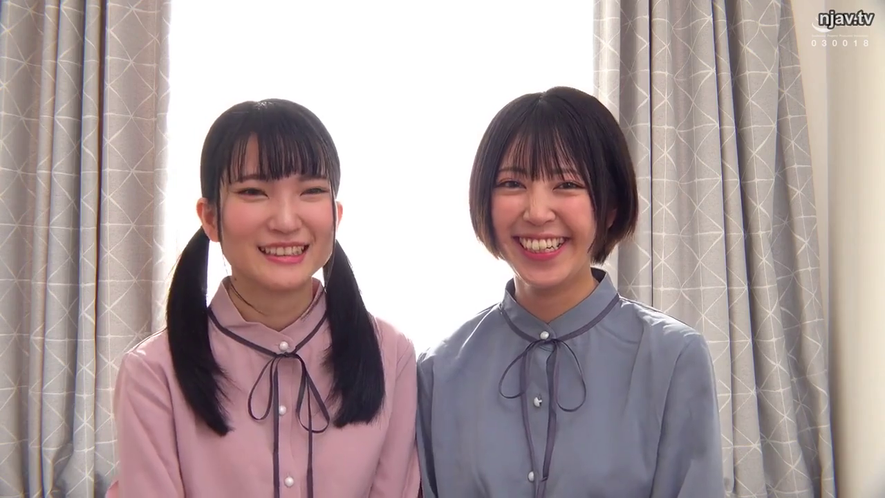 室内 · 坐姿 · 面部 · 微笑 · 衬衫 · 双人 · 开心