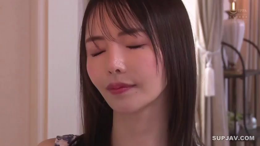 室内 · 陶醉 · 面部特写 · 闭目 · 清纯系 · 正面坐姿 · 碎花吊带