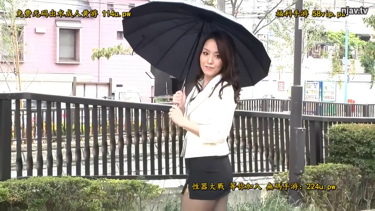 微笑 · 职业装 · 街道 · 户外 · 雨伞 · 侧站 · 持伞