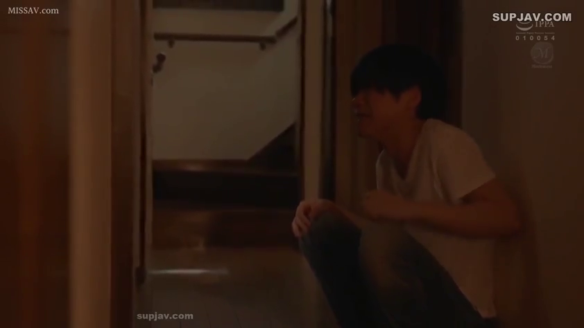 严肃 · 扶手 · 走廊 · 剧情场景 · 互动 · 日常装 · 蹲坐