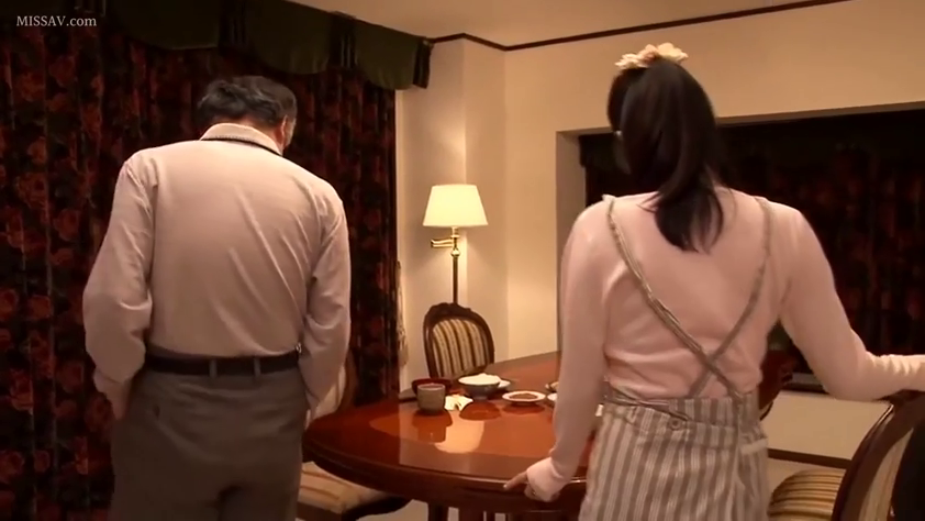 站立 · 中景 · 食卓 · 餐厅 · 背面視点 · 背身 · ピンクの上衣とエプロン