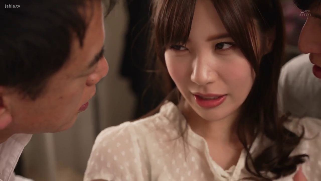 室内 · 坐姿 · 脸部特写 · 剧情内容 · 倾听 · 含蓄 · 白色圆点衬衫