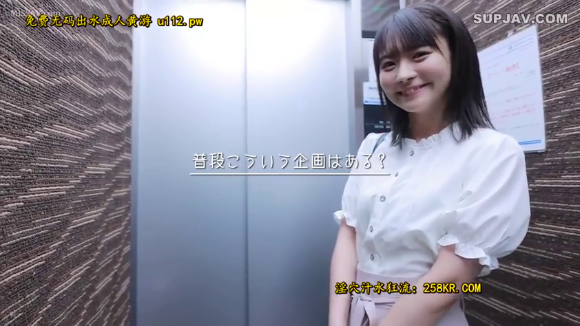 站立 · 中景 · 微笑 · 粉色裙子 · 提包 · 电梯 · 街头采访 · 清纯风