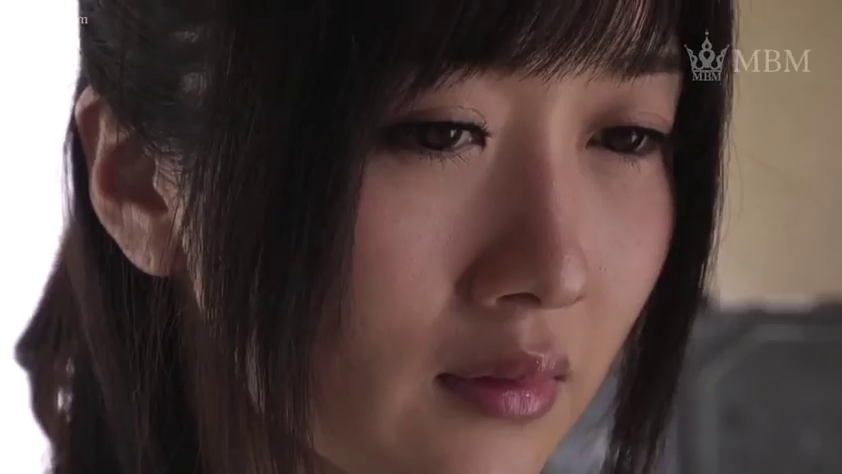 室内 · 脸部 · 平淡 · 正面 · 凝视 · 未知 · 大特写