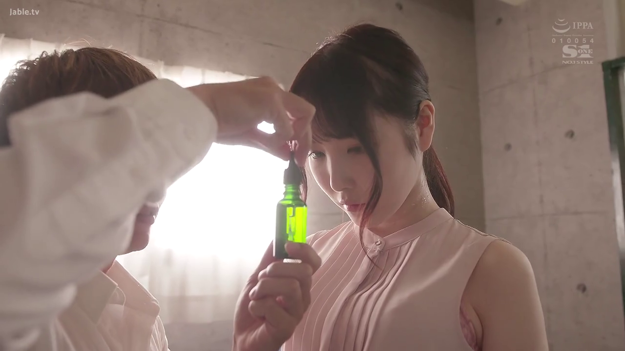 室内 · 专注 · 站姿 · 粉色无袖衬衫 · 小瓶 · 观察 · 药水瓶 · 剧情