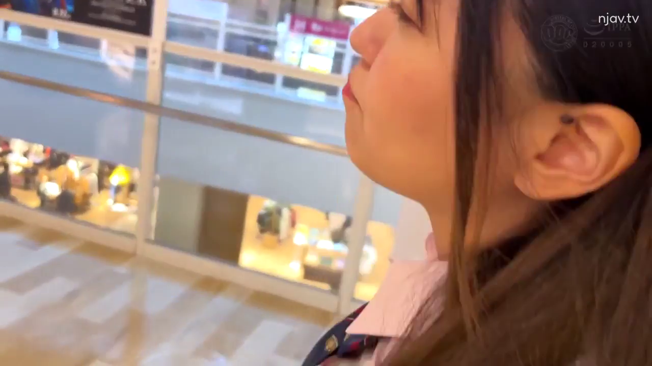 校服 · 站立 · 自然 · 户外 · 领结 · 走动 · 脸部侧写 · 商场