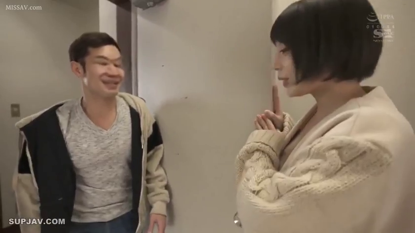 室内 · 交谈 · 站立 · 中景 · 微笑 · 门 · 男女两人 · 休闲外套