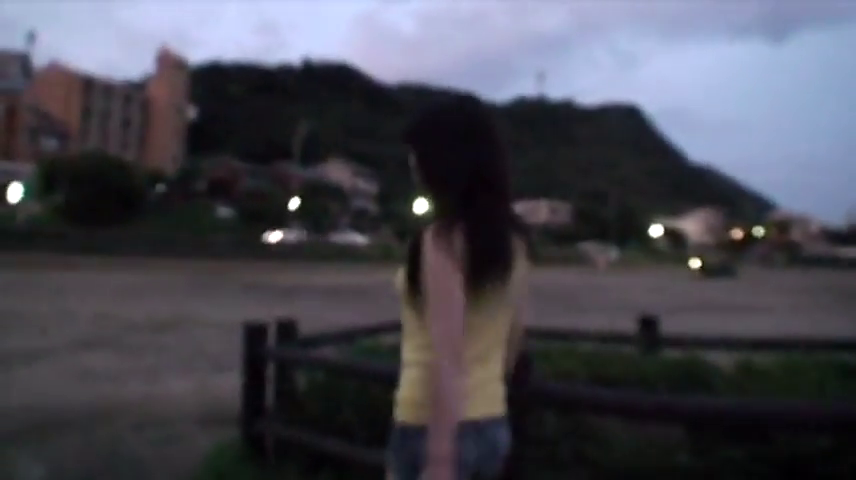 站立 · 远景 · 牛仔短裤 · 行走 · 户外 · 模糊 · 围栏 · 低画质