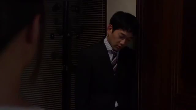 严肃 · 站立 · 中景 · 凝视 · 西装 · 室内房间 · 剧情片刻