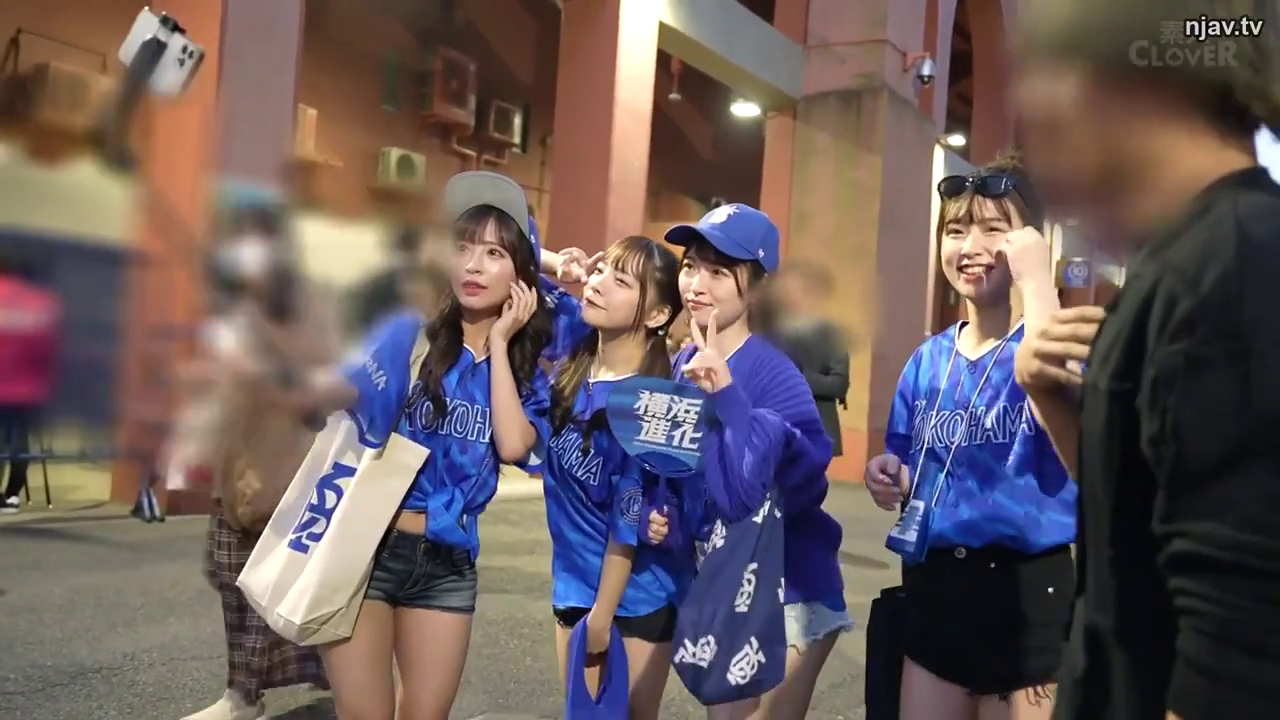 全身 · 站立 · 微笑 · 多人 · 户外 · 拍照 · 手提袋 · 棒球球衣