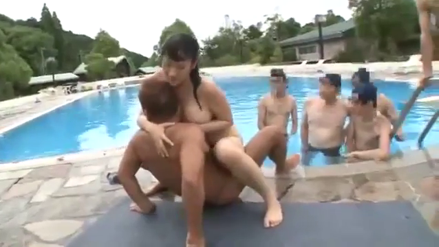 投入 · 全裸 · 遠景 · 跨がけ · 泳池 · 泳池边 · 野外セックス · 众人旁观