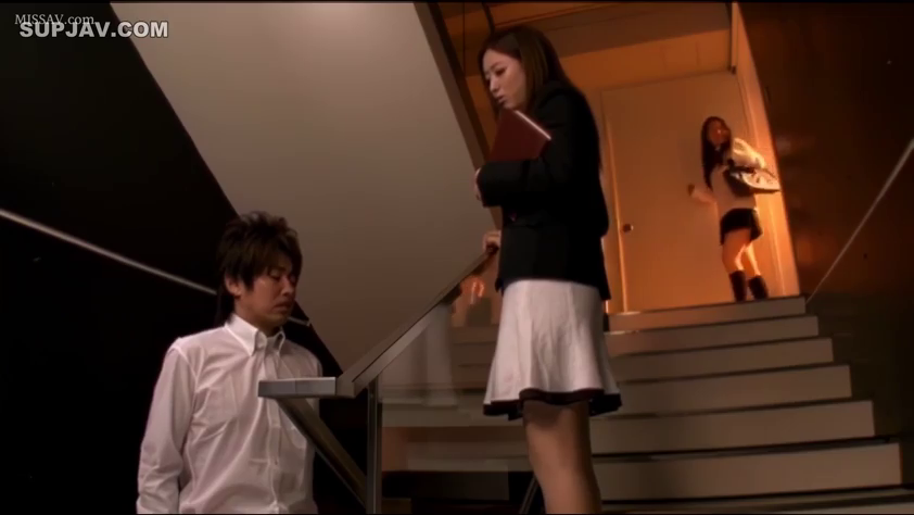 Serious · Stand · 楼梯间 · Business attire · Plot · 文件夹 · Confrontation