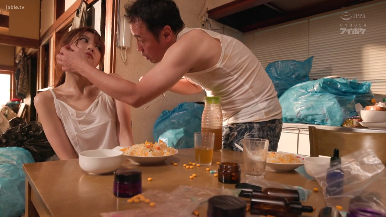 坐姿 · 中景 · 白色背心 · 餐桌 · 强迫捏脸 · 呆滞 · 酒瓶 · 调教题材