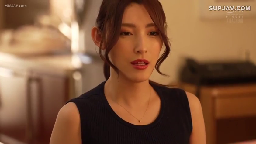 Indoor · Sitting Posture · 平静 · Necklace · 面部特写 · 谈话 · 黑色无袖上衣 · Soft lighting